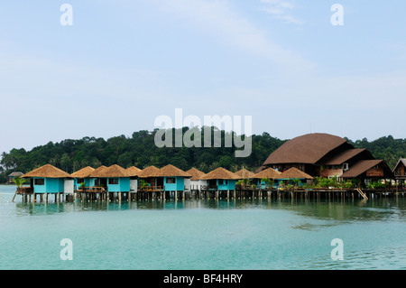 Haus gebaut auf Pfählen im Meer, Bangbao; Koh Chang, Provinz Trat, Thailand Stockfoto