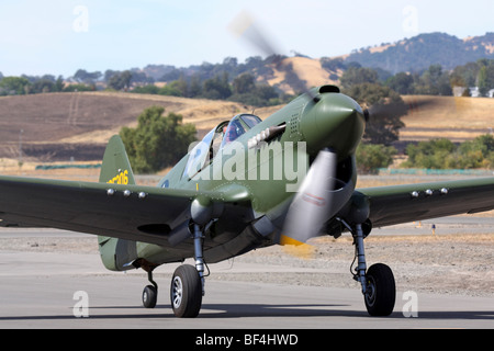 Curtiss P-40N Warhawk rollt auf der Rampe nach der Ankunft in ein Fly-in am Nut Tree Airport in Vacaville, Kalifornien. Stockfoto