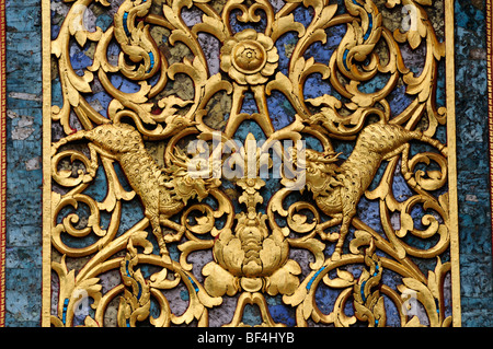 Thailand; Chiang Mai; Wat Phra Singh; Detail der Skulpturen auf dem Dach des Tempels Stockfoto