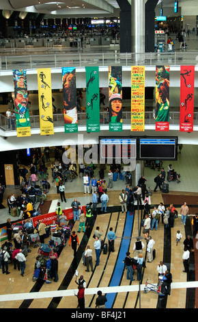 Reisende in der Ankunftshalle des Flughafens von O.R. Tambo International Airport (ORTIA), Johannesburg, Südafrika Stockfoto