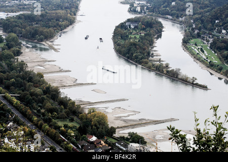 Blick vom Mt. Drachenfels auf der Insel Nonnenwerth, Niedrigwasser am Rhein, Nordrhein-Westfalen, Deutschland, Europa Stockfoto