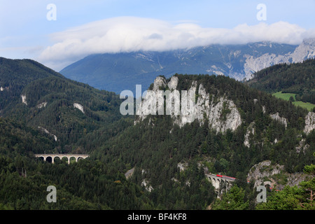 Semmeringbahn, Blick von der 20-Schilling-Blick-Suche, in den Wolken, Berg Rax, Semmering, Niederösterreich, Österreich, Eu Stockfoto