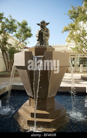 Yoda-Brunnen am Eingang zum Letterman Digital Arts Center, Lucasfilm in Presidio, San Francisco, Kalifornien, USA Stockfoto