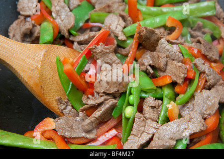 Fleisch und Gemüse anbraten im Wok gekocht wird Stockfoto
