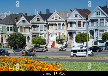 Painted Ladies oder Postkarte Reihe Häuser, Alamo Square, Steiner Street, San Francisco, Kalifornien, USA Stockfoto