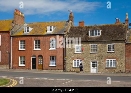 Frau zu Fuß überschritten traditionelle Reihenhaus wohnen Bridport Dorset-England Stockfoto