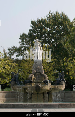 Maerchenbrunnen, Märchenbrunnen, Das Mainweibchen, die Frau des Mains von Hausmann, Brunnen am Schauspielhaus die Stockfoto