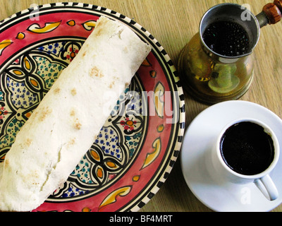 Arabisches Fastfood. Pita Brot und Stong Tasse schwarzen Kaffee. Tunis, Tunesien Stockfoto