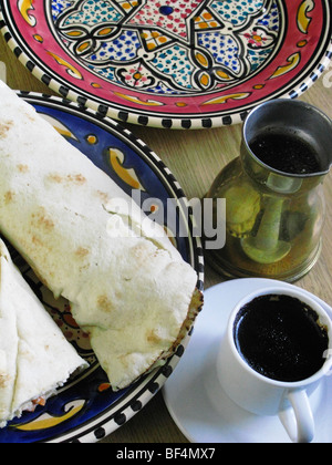 Arabisches Fastfood. Pita Wulst und Stong Tasse schwarzen Kaffee. Tunis, Tunesien Stockfoto