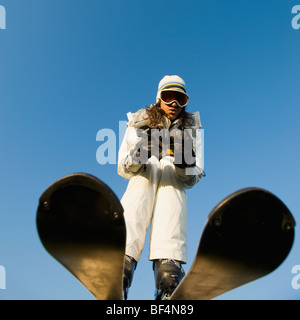 Gemischte Rassen Frau Skifahren Stockfoto