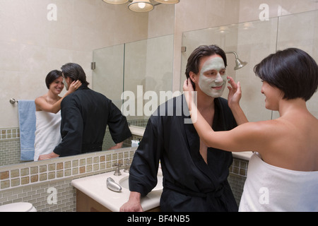 Hispanische paar im Badezimmer Stockfoto