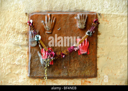 Handabdrücke von Witwen, die verbrannt wurden, mit ihren toten Männern, Sati, Mehrangarh Fort, Jodhpur, Rajasthan, Nordindien, Indien, Süd Stockfoto