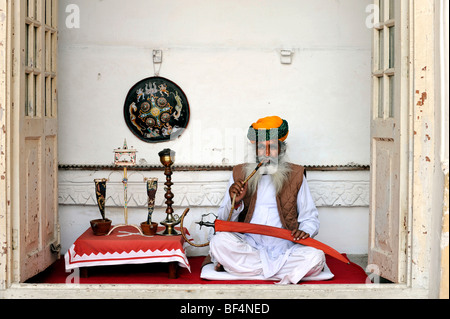 Indianer rauchen Wasserpfeife, Shisha, Shisha, Mehrangarh Fort, Jodhpur, Rajasthan, Nordindien, Indien, Südasien, Asien Stockfoto