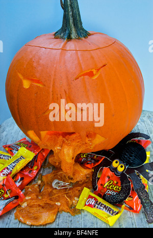 Jack-o-Laterne hurling Halloween trick or treat Bonbons Stockfoto