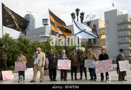 Die russischen Nationalisten mit Plakaten und Fahnen in City Square, Jekaterinburg, Ural, Russland Stockfoto