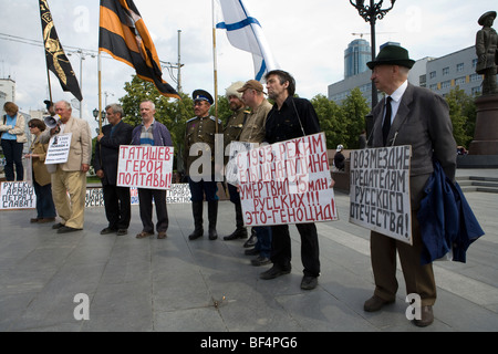 Die russischen Nationalisten mit Plakaten in City Square, Jekaterinburg, Ural, Russland Stockfoto