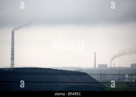 Grau Industrie Bergbau Landschaft mit Halde und Schornsteine, Workuta, Republik Komi, Arktis Russland Stockfoto