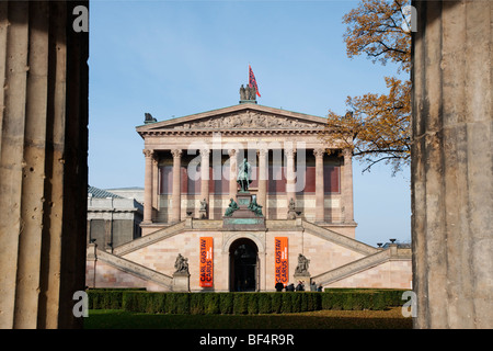 Alte Nationalgalerie angesehen durch Spalten der Kolonnade auf der Museumsinsel in Berlin Stockfoto