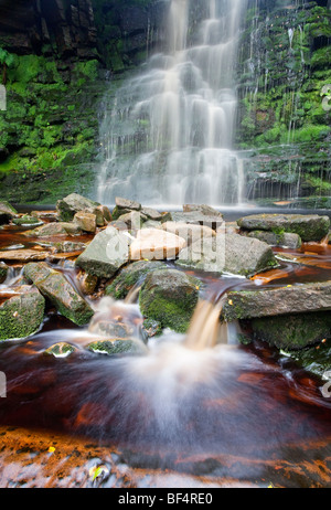 Der Torf befleckt Wasser des mittleren schwarzen Clough mündet aus Bleaklow im Peak District National park Stockfoto