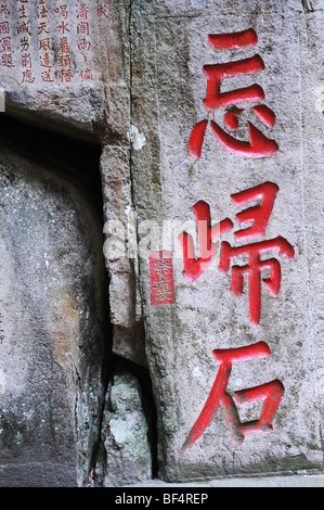 Stein gehauen Kalligraphie von einem der größten Kalligraphen Chinas Caixiang in Gushan Scenic Area, Fuzhou, Fujian Provinz, China Stockfoto