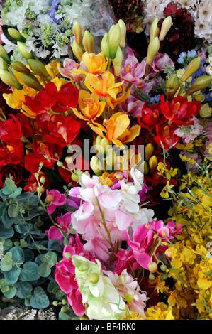 Trauben von bunten farbenfrohen gefälschte künstlichen Plastikblumen blüht auf Verkaufsmarkt unter freiem Himmel ho Chi Minh Stadt Vietnam Asien Stockfoto
