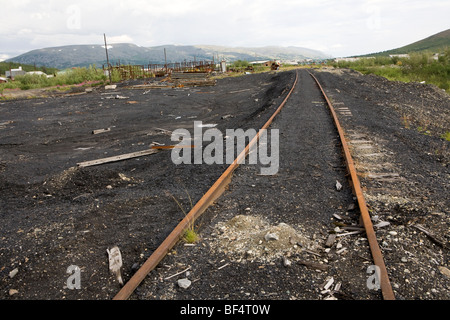 Abgebrochene rosten die Bahn in der Nähe von Dorf, Polyarny, Arktis Russland Stockfoto