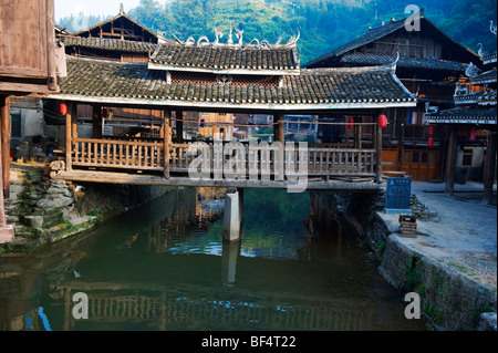 Blume-Brücke in Zhaoxing Dong Dorf, Liping County, Qiandongnan der Miao und Dong autonomen Präfektur, Guizhou Provinz, China Stockfoto