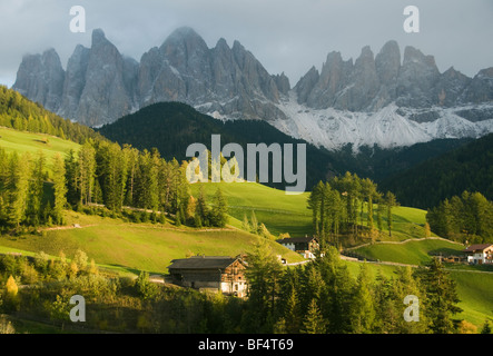 Geisler Bergen oberhalb von Val di Funes, Dolomiten, Italien Stockfoto