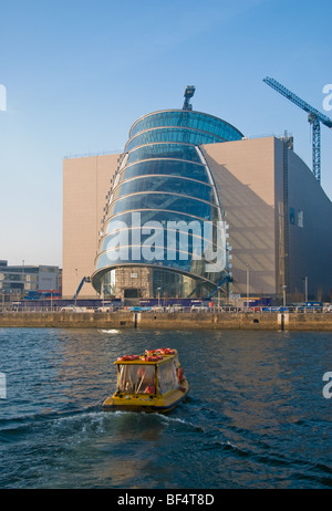 Die National Convention Center in Dublin, noch im Bau als eine Fähre bringt die Passagiere über den Fluss Liffey. Stockfoto