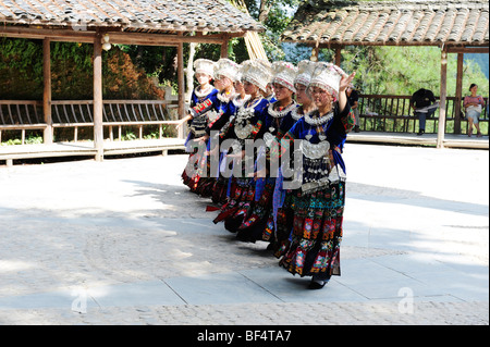 Miao-Frauen zeremonieller Tanz, Nanhua, Kaili, Qiandongnan der Miao und Dong autonomen Präfektur, Provinz Guizhou, China Stockfoto