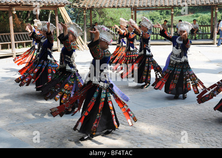 Miao-Frauen zeremonieller Tanz, Nanhua, Kaili, Qiandongnan der Miao und Dong autonomen Präfektur, Provinz Guizhou, China Stockfoto