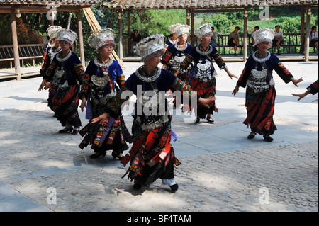 Miao-Frauen zeremonieller Tanz, Nanhua, Kaili, Qiandongnan der Miao und Dong autonomen Präfektur, Provinz Guizhou, China Stockfoto