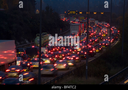 Rush Hour auf der M25 Autobahn Stockfoto