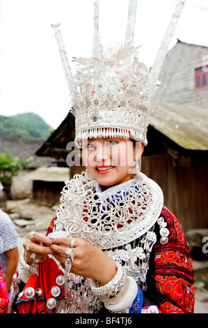 Miao-Frau in traditioneller Tracht mit silbernen Ornamenten, Zhaoxing Miao, Qiandongnan der Miao und Dong, Guizhou Provinz, China Stockfoto