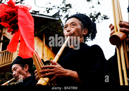 Miao Musiker spielen Lusheng, Upper Langde Miao Village, Leishan County, Qiandongnan der Miao und Dong, Provinz Guizhou, China Stockfoto