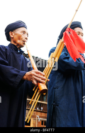 Miao Musiker spielen Lusheng, Upper Langde Miao Village, Leishan County, Qiandongnan der Miao und Dong, Provinz Guizhou, China Stockfoto