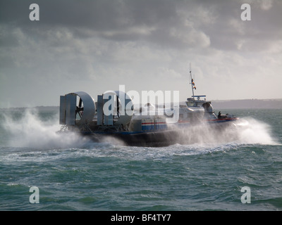 Isle Of Wight Hovercraft auf hoher See, so dass Southsea in Richtung Ryde Stockfoto