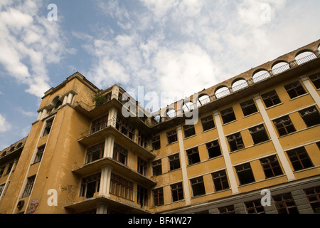 Krankenhaus ursprünglich für den NKWD errichtet, später als zentralen klinischen Krankenhaus, jetzt verlassen, Jekaterinburg, Russland Stockfoto