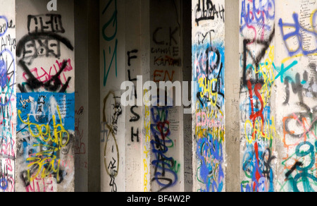 Graffitis an den Wänden des Krankenhauses ursprünglich gebaut für den NKWD, später als zentralen klinischen Krankenhaus, jetzt verlassen, Jekaterinburg, Russland Stockfoto