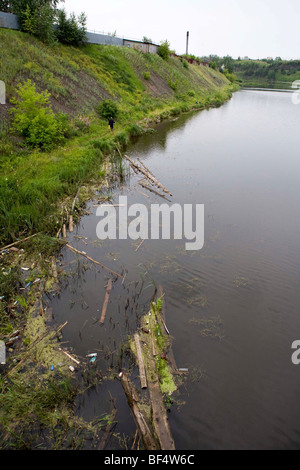 ein verschmutzter Fluss im Ural Stockfoto
