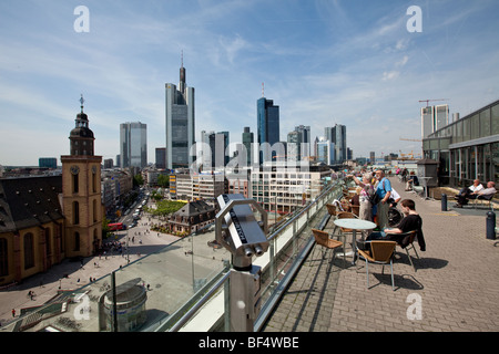 Ansicht des Finanzviertels, Commerzbank, Europäische Zentralbank, Deutsche Bank, Hessische Landesbank und St. Catherine Chu Stockfoto