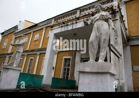 Arbeitnehmer Statuen am Eingang des alten sowjetischen civic Gebäude im ländlichen Russland Stockfoto