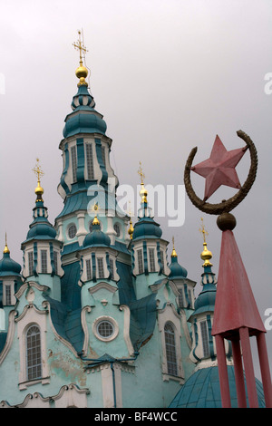 russische orthodoxe Kirche mit Hammer und sowjetischen Stern Stockfoto