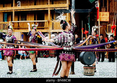 Kurzen Rock Miao junge Frauen durchführen, Upper Langde Miao Village, Leishan Grafschaft, Stadt Kaili, Guizhou Provinz, China Stockfoto