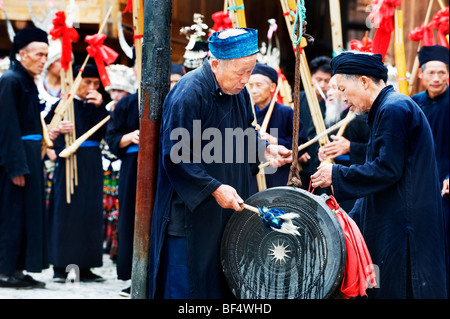 Eine ältere Miao Männer durchführen, Upper Langde Miao Village, Leishan Grafschaft, Stadt Kaili, Guizhou Provinz, China Stockfoto