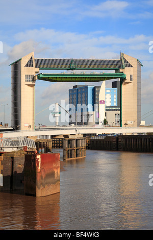 River Hull Fußgängerbrücke, Gezeiten Barriere und Premier Inn Hotel, Kingston upon Hull, East Yorkshire, England, UK. Stockfoto