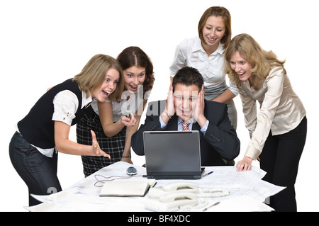 Fünf junge Geschäftsleute im Büro freuen uns für Deal. Isoliert auf weißem Hintergrund Stockfoto