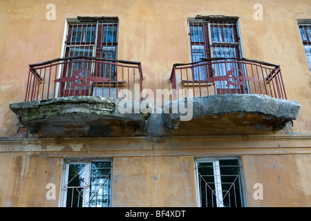 Russische Mehrfamilienhaus mit Hammer und Sichel blecharbeiten Symbole auf den Balkonen, architektonischen Details Stockfoto