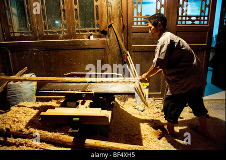 Miao Schreiner Sägen von Holz, Zhaoxing Dong Dorf, Liping County, Provinz Guizhou, China Stockfoto