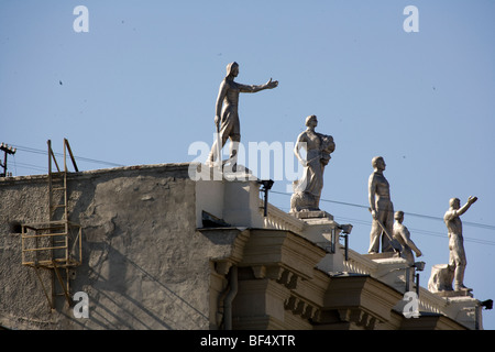 Sowjetische Statuen auf dem Dach des Rathauses, Jekaterinburg, Ural, Russland Stockfoto